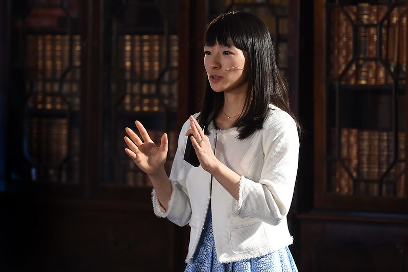 Marie Kondo speaking to an audience in 2015